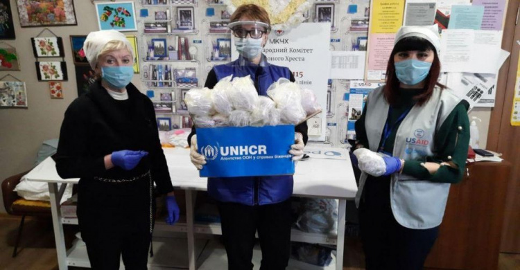 Жителям и медикам прифронтовых закрытых населенных пунктов  передали 600 защитных масок