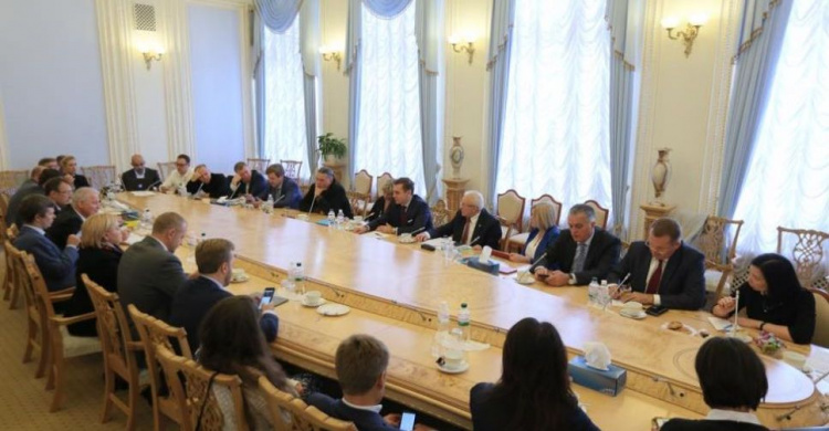 Для Донбасса готовят миллионы и важнейший закон