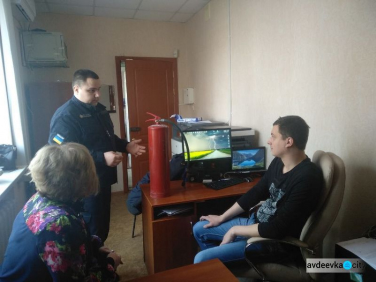 Подготовка к выборам: в Авдеевке учили пользоваться огнетушителем