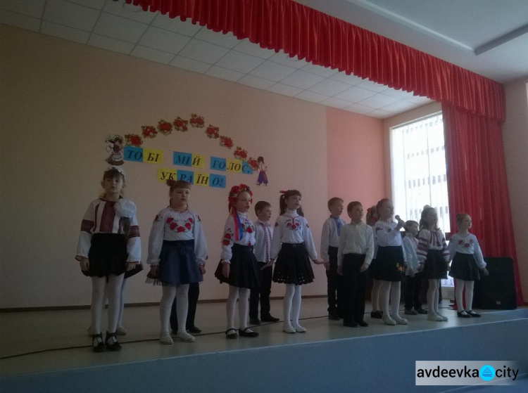В Авдеевке прошел школьный  фестиваль украинской песни  (фоторепортаж)