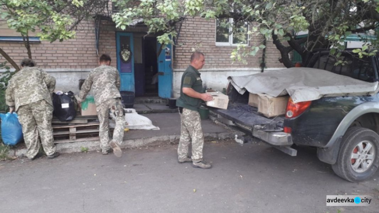 Авдеевские "симики" не оставляют без помощи мирных жителей (ФОТО)