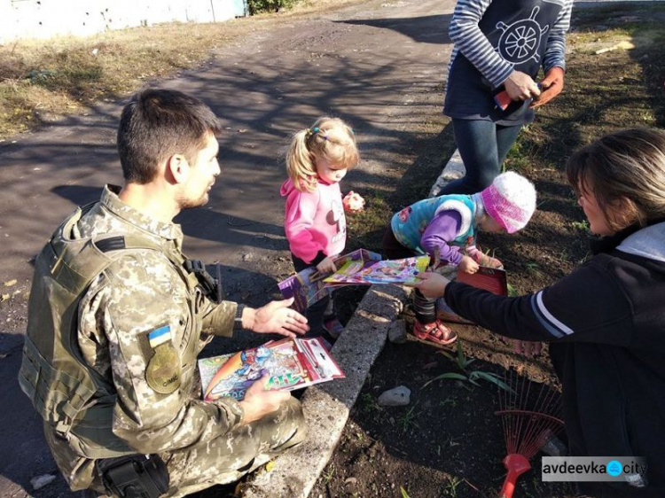 Авдеевские "симики" доставили помощь от волонтеров жителям прифронтового поселка и военным (ФОТО)
