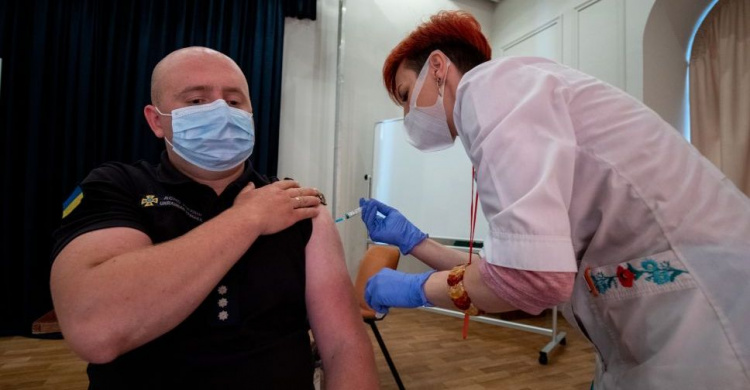 Триває кампанія з вакцинації рятувальників ДСНС: особовий склад отримує другу дозу вакцини від Covid-19
