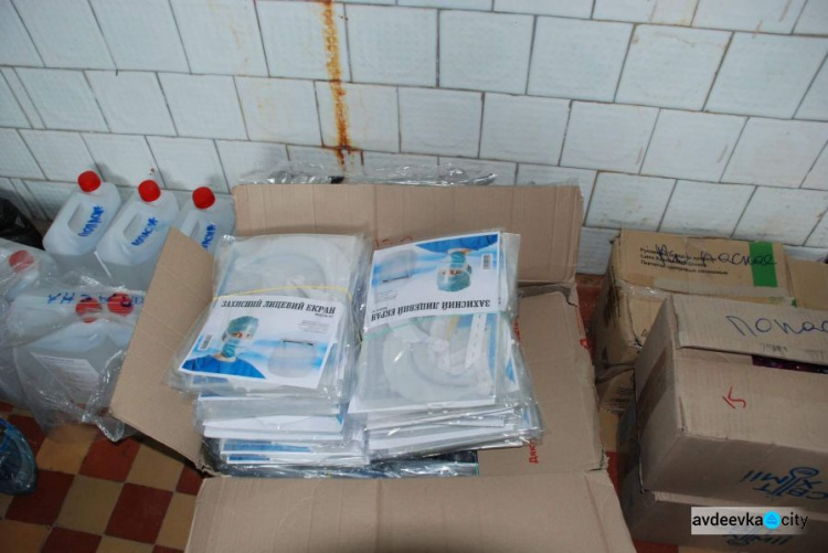 В авдеевскую больницу доставили пульсоксиметры и средства защиты