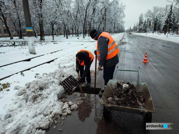 Снігові вихідні: як авдіївські комунальники з негодою боролися (ФОТОФАКТ)
