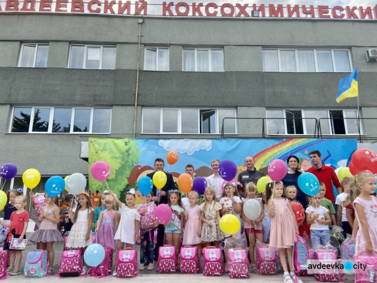 Дети авдеевских коксохимиков получили в подарок школьные наборы от Метинвеста (ВИДЕО)