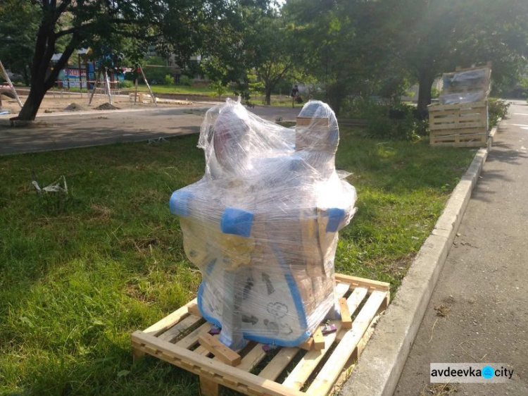 На новой детской площадке от Метинвеста приступили к установке игрового оборудования (ФОТОФАКТ)
