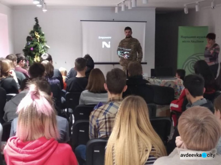 Авдеевские "симики" и волонтеры не оставили без помощи жителей прифронтового района (ФОТО)