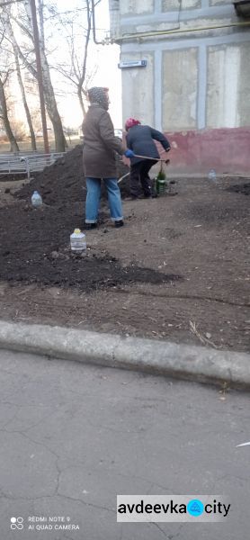 Жители ОСМД «Юбиляр-Авдеевка» продолжают обустраивать придомовую территорию в рамках конкурса социальных проектов (ФОТОФАКТ)
