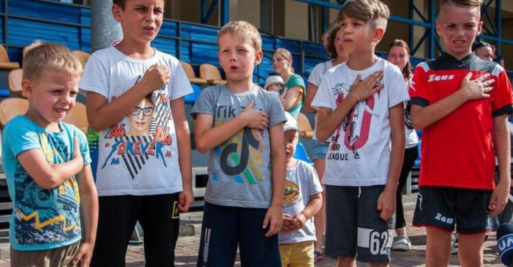 В Киеве игравшие в дворовой футбол дети спели гимн Украины. Их пригласили заниматься футболом профессионально