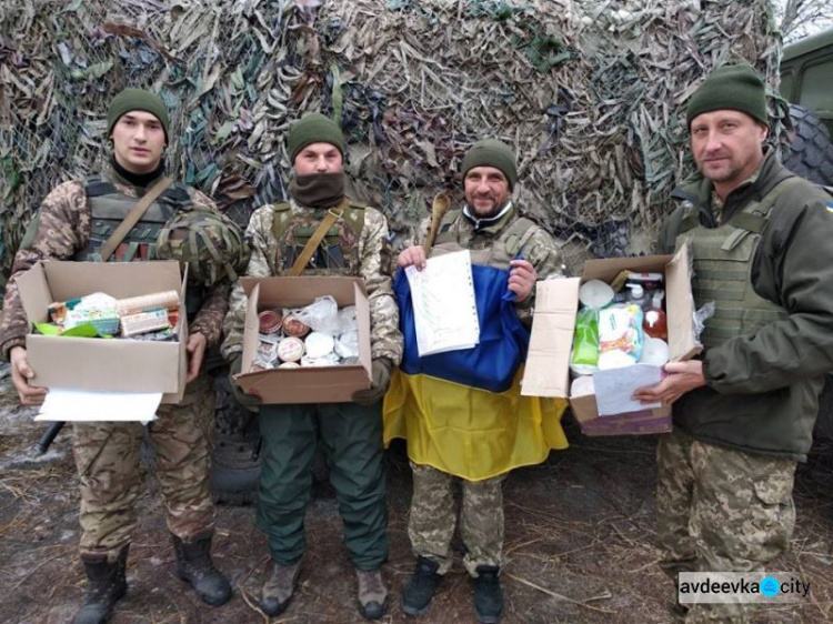 Авдеевские "симики" на выходных привезли военным лекарства и вкусные подарки (ФОТО)