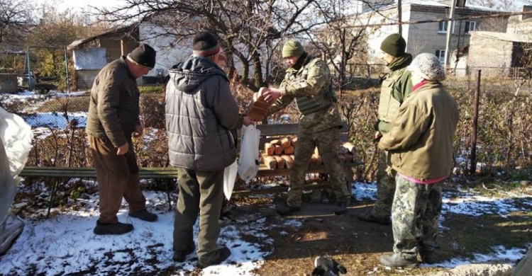 Авдеевские "симики" доставили мирным жителям  хлеб и теплые вещи, а военным – маскировочную сетку
