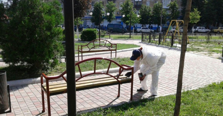 В Авдеевке волонтеры приводят в порядок детские площадки (ФОТОФАКТ)