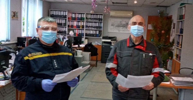 Спасатели Авдеевки напомнили заводчанам правила поведения с потенциально опасными предметами