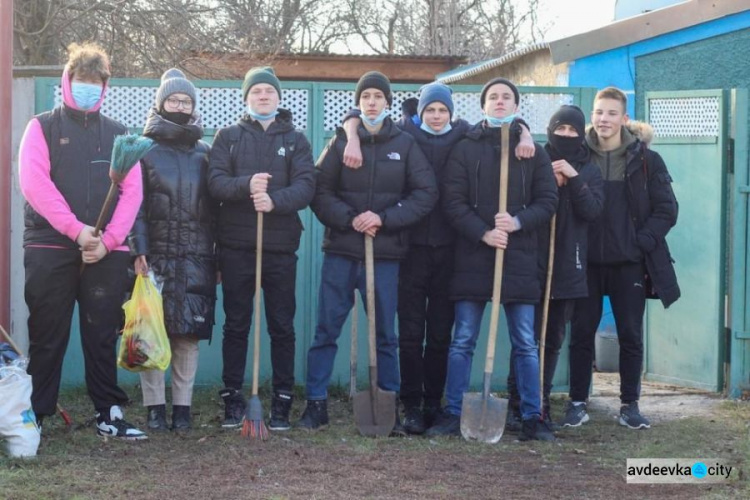 До Міжнародного дня людей з інвалідністю авдіївська молодь допомогла по господарствуу підопічним Терцентру