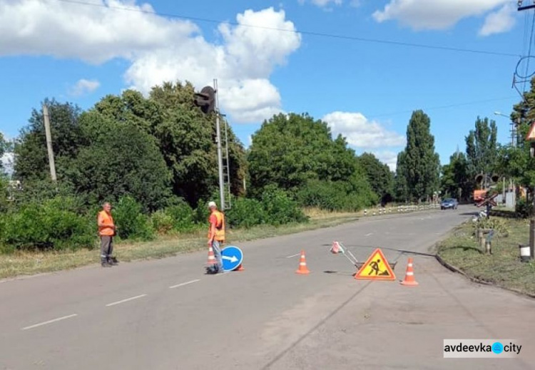 В Авдеевке коммунальщики наводят порядок на улицах старой части города (ФОТО)