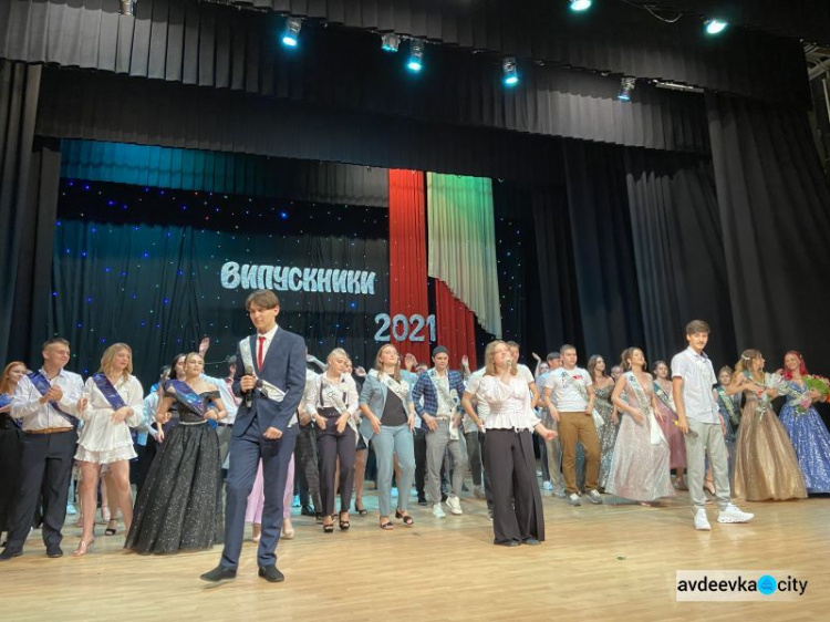 Состоялся первый в истории Авдеевки грандиозный, общегородской выпускной бал для старшеклассников