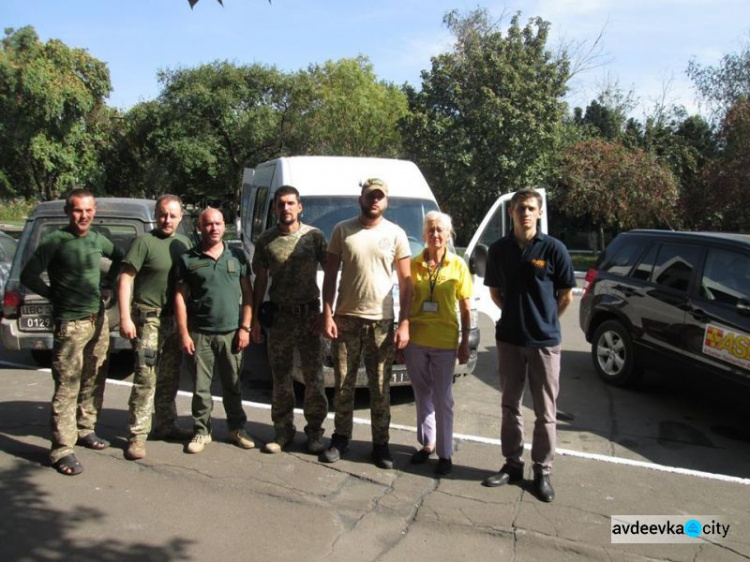 "Симики" помогли доставить в прифронтовую зону гуманитарку, воду и прессу (ФОТО)