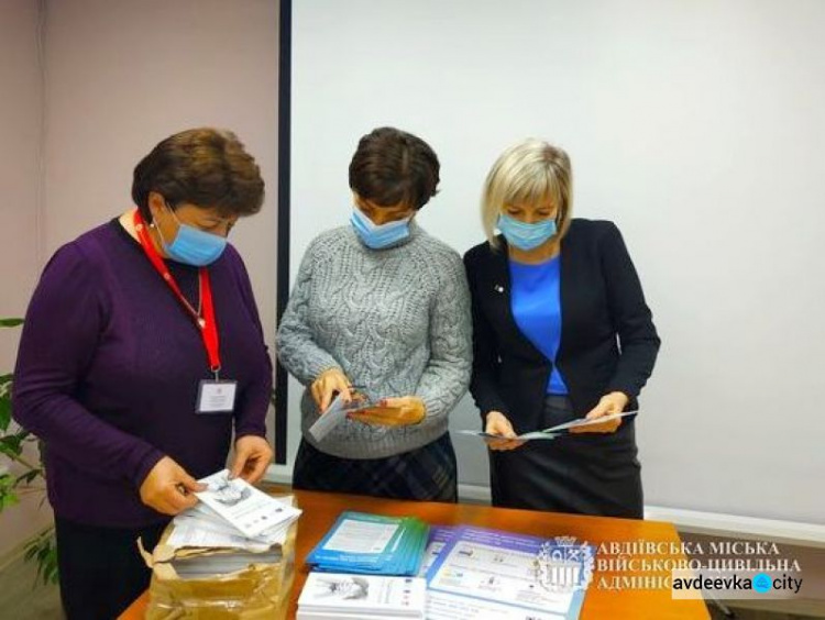В Авдіївці підопічні терцентру отримали інформаційні буклети про важливість вакцинації
