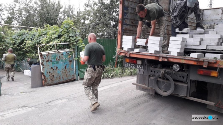 Авдеевские "симики" не оставляют без помощи мирных жителей (ФОТО)