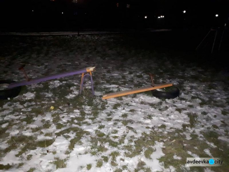 В Авдеевке неизвестные раскурочили детскую площадку (ФОТОФАКТ)