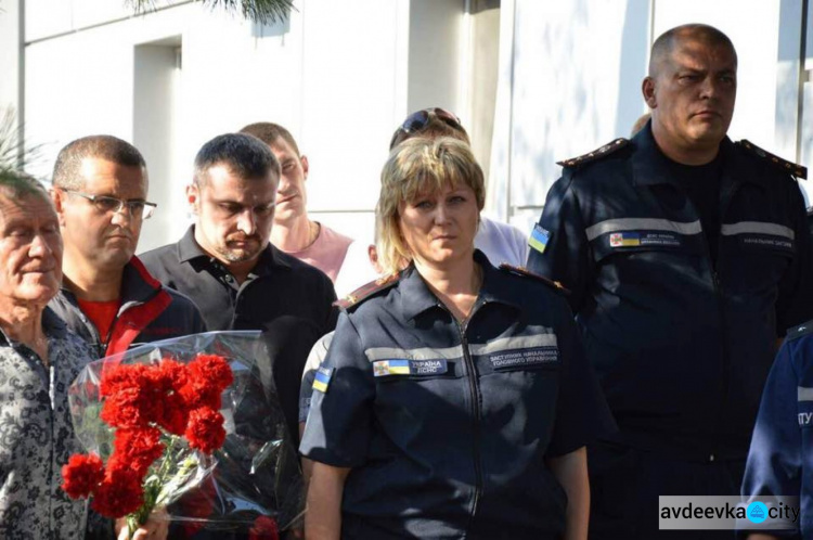 В Авдеевке увековечили память главного спасателя, погибшего в результате обстрела (ФОТО + ВИДЕО)