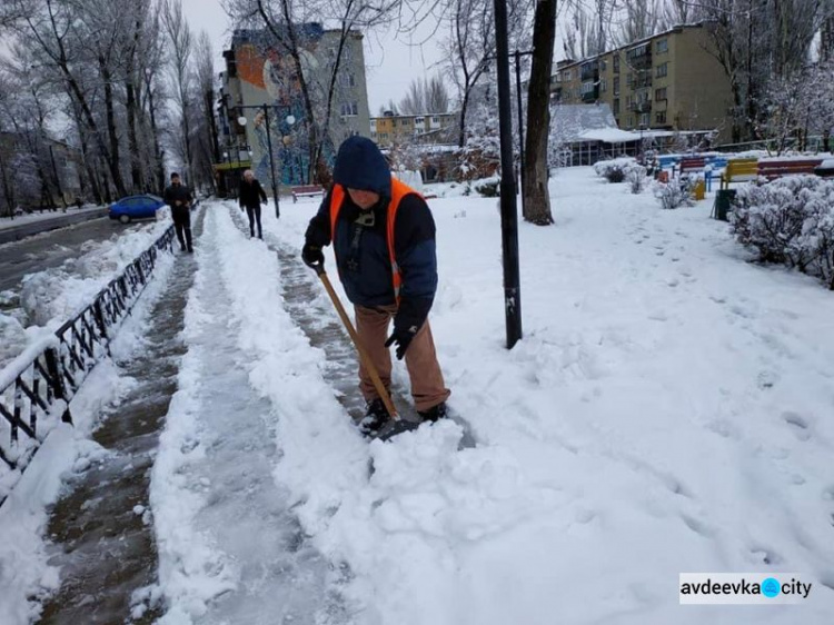 Снігові вихідні: як авдіївські комунальники з негодою боролися (ФОТОФАКТ)