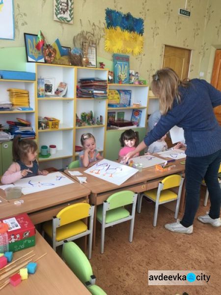 Авдеевским детям подарили огромную картину и мастер-классы (ФОТО)