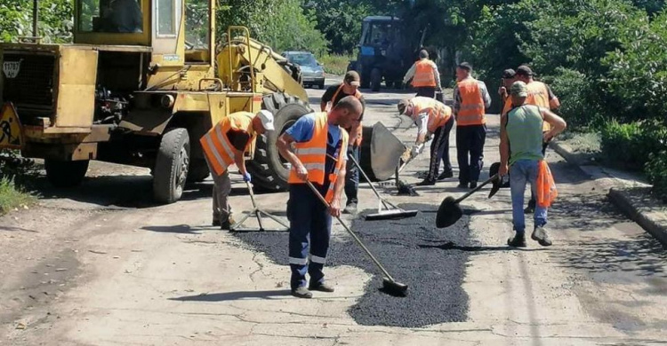 В старой части города коммунальщики выполняют ямочный ремонт автодорог