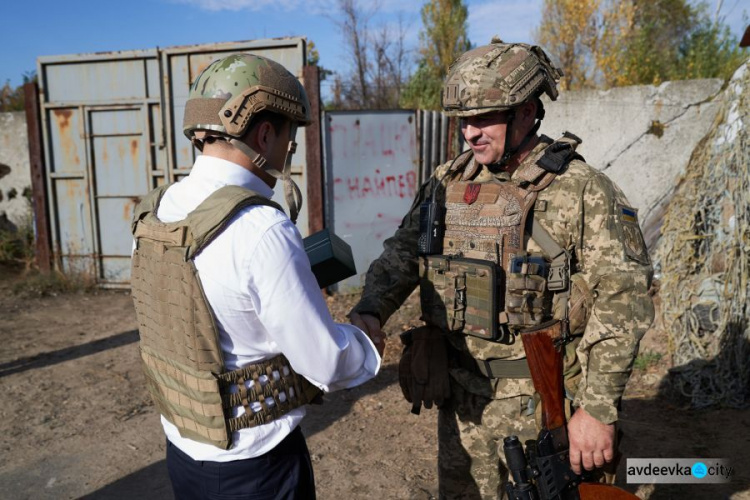 Президент Украины посетил прифронтовую Авдеевку (ФОТО)