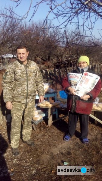 Вода, хлеб и духовная пища: авдеевские «симики» помогают военным и гражданским (ФОТО)
