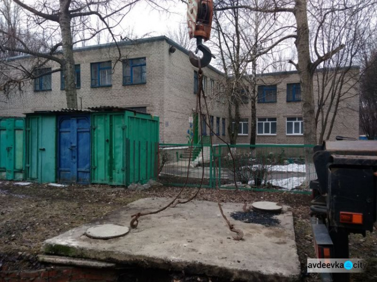 Авдеевские коммунальщики борются с разорвавшимися трубами (ФОТОФАКТ)
