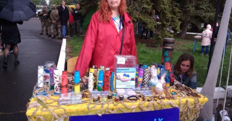 Яскраві гільзи з орнаментом: в Авдіївці збирали кошти для допомоги захисникам України (ФОТО)