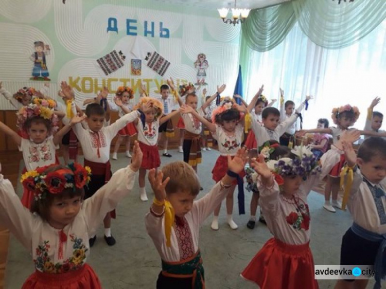 Авдеевские малыши приобщились ко Дню Конституции (ФОТО)