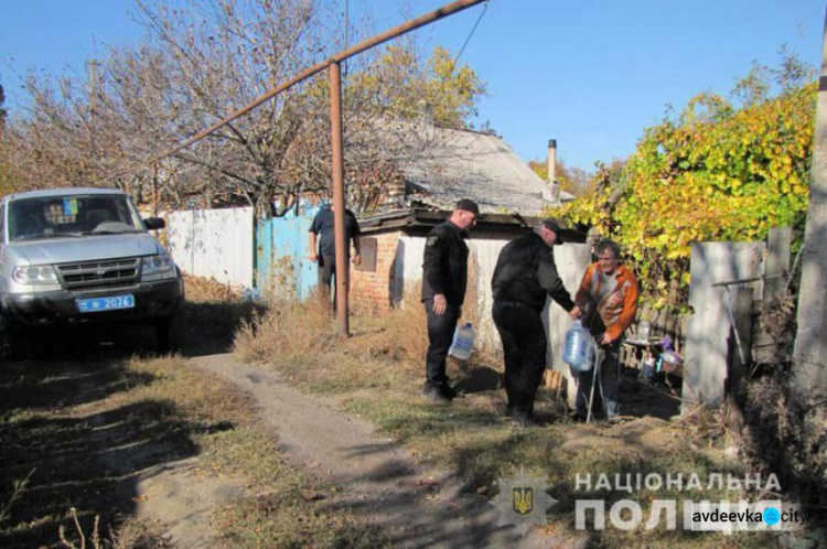 Полиция помогает доставлять питьевую воду в "обезвоженные" прифронтовые поселки под Торецком
