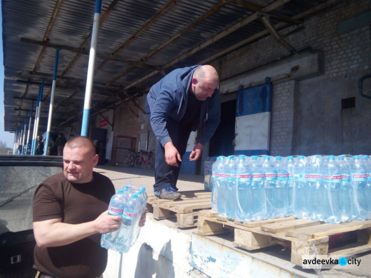 Защитники Авдеевки получили апельсины и новые флаги (ФОТО)