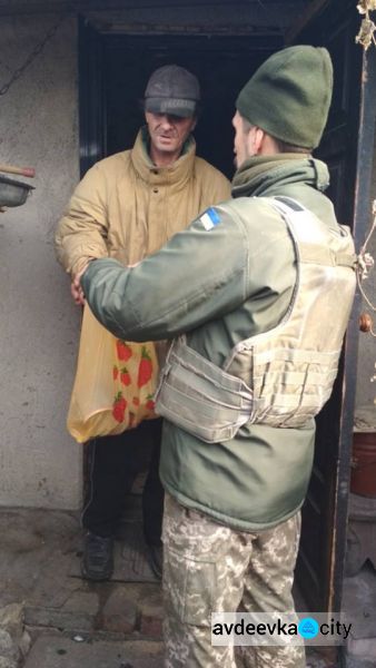 Авдеевские "симики" доставили мирным жителям  хлеб и теплые вещи, а военным – маскировочную сетку