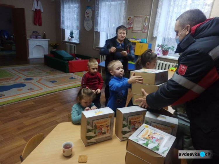 В гости с подарками: авдеевские коксохимики навестили маленьких жителей села Ласточкино