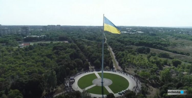 В Краматорске подняли самый большой в Донецкой области флаг Украины