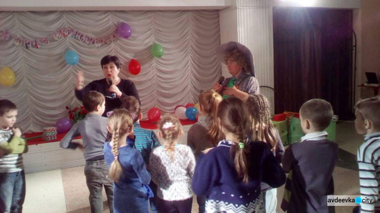 В Авдіївці діти зустрілись із казковим героєм (ФОТО)