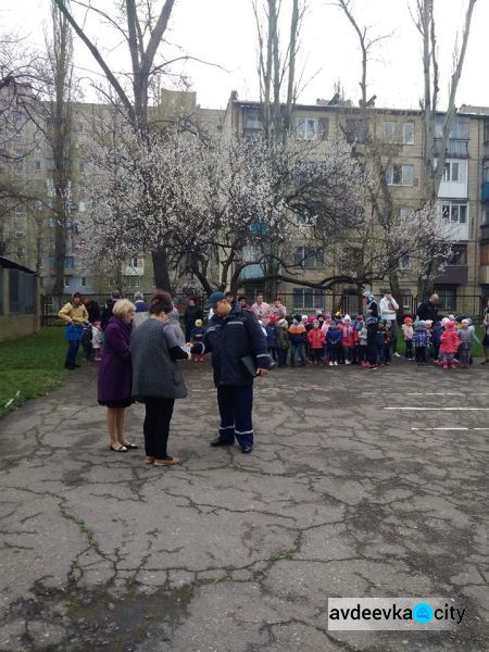 В Авдеевке эвакуировали более 130 детей: появились фото