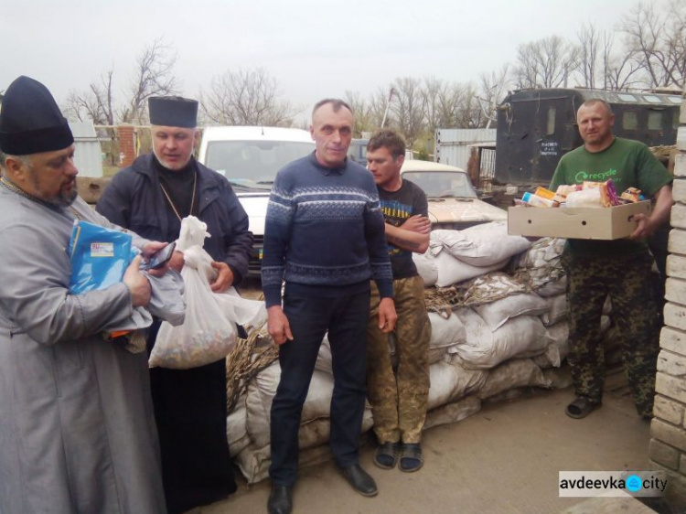 Авдеевские «симики» сопроводили к воинам АТО волонтеров и священнослужителей