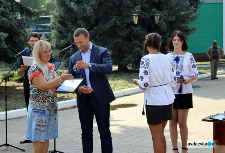 По дорогах Авдіївки курсуватиме перший шкільний автобус