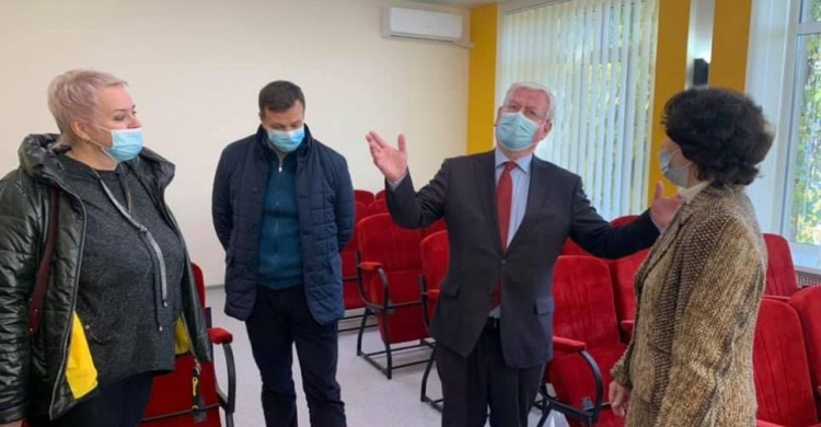 Специальный представитель ЕС по правам человека Эймон Гилмор посетил обновленную музыкальную школу