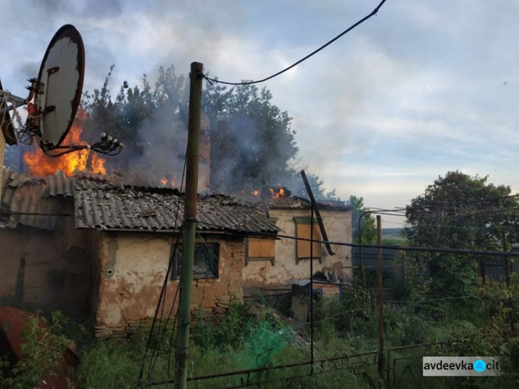 «Братский» обстрел: на Донбассе горят жилые дома (ФОТО)