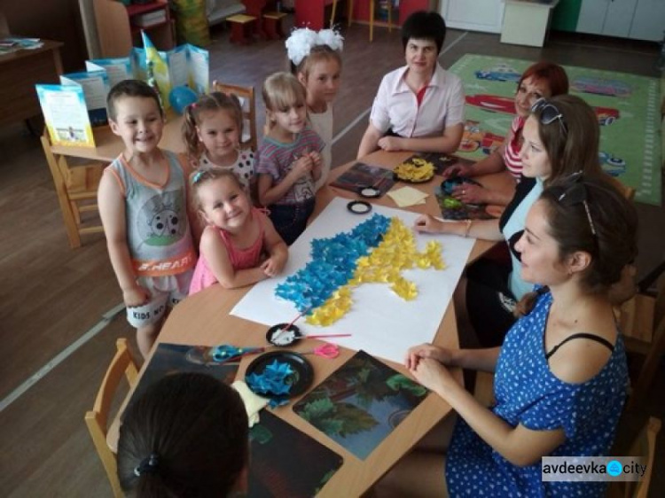 Авдеевские малыши приобщились ко Дню Конституции (ФОТО)