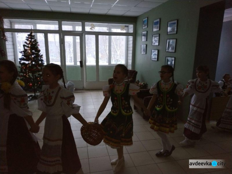 Авдіївські колядники завітали до місцевої ВЦА (ФОТОФАКТ)