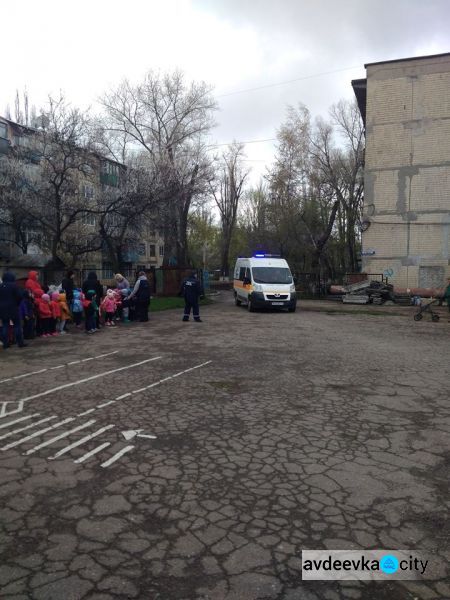 В Авдеевке эвакуировали более 130 детей: появились фото