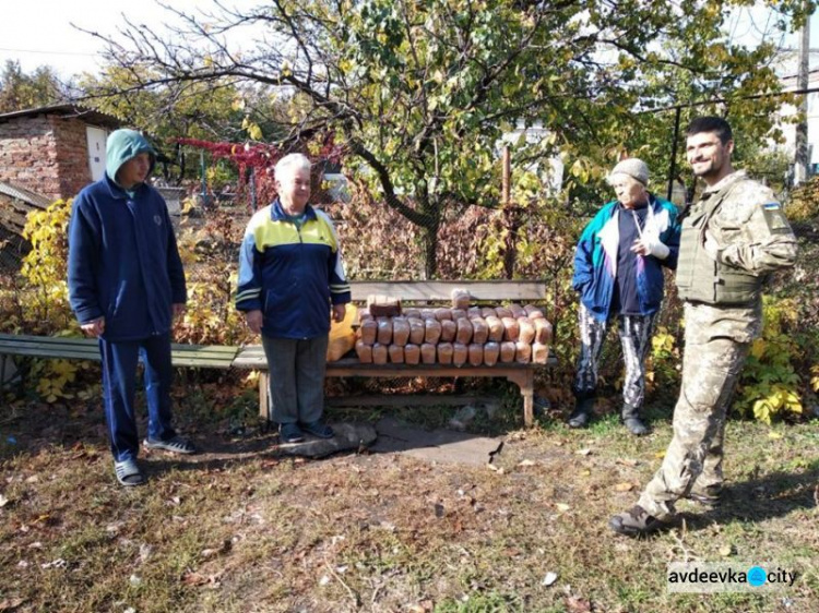 Офицеры Cimic Avdeevka развезли в прифронтовые населенные пункты хлеб, книги и лекарства   (ФОТО)
