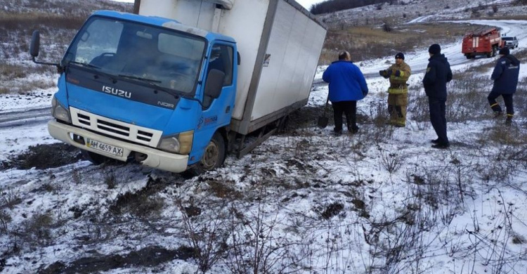 Спасатели Авдеевки вытащили из ледяного плена авто с продуктами